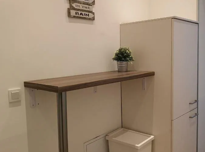 Apartment, Modern Und Neu Renoviert *